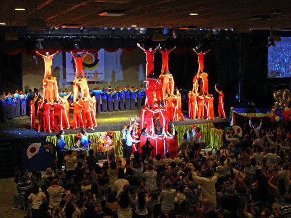 Gymnastic formation by the Brazil SGI team at Rio de Janeiro, on October 30, 2011. Performance art is one of Soka Gakkai's peace activities. Photo courtesy of Amotoki, <a target='_blank' href='https://creativecommons.org/licenses/by-sa/3.0'>CC BY-SA 3.0</a> via Wikimedia Commons.