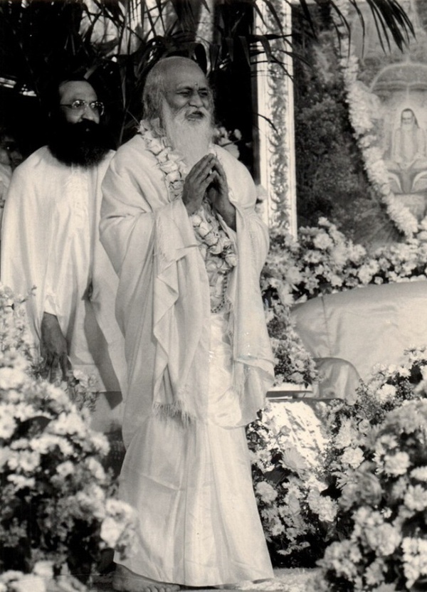 Maharishi World Peace Assembly. Centre Védique Maharishi, <a target='_blank' href='https://creativecommons.org/licenses/by-sa/3.0'>CC BY-SA 3.0</a> via Wikimedia Commons.